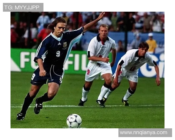 戴维斯与西多夫的巅峰对决谁能在足球历史上留下更深刻的印记 戴维斯与西多夫的巅峰对决谁能在足球历史上留下更深刻的印记